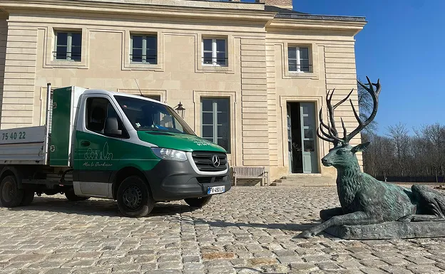 camion elagage à Brueil‑en‑Vexin près de Mantes-la-Jolie dans les Yvelines 78