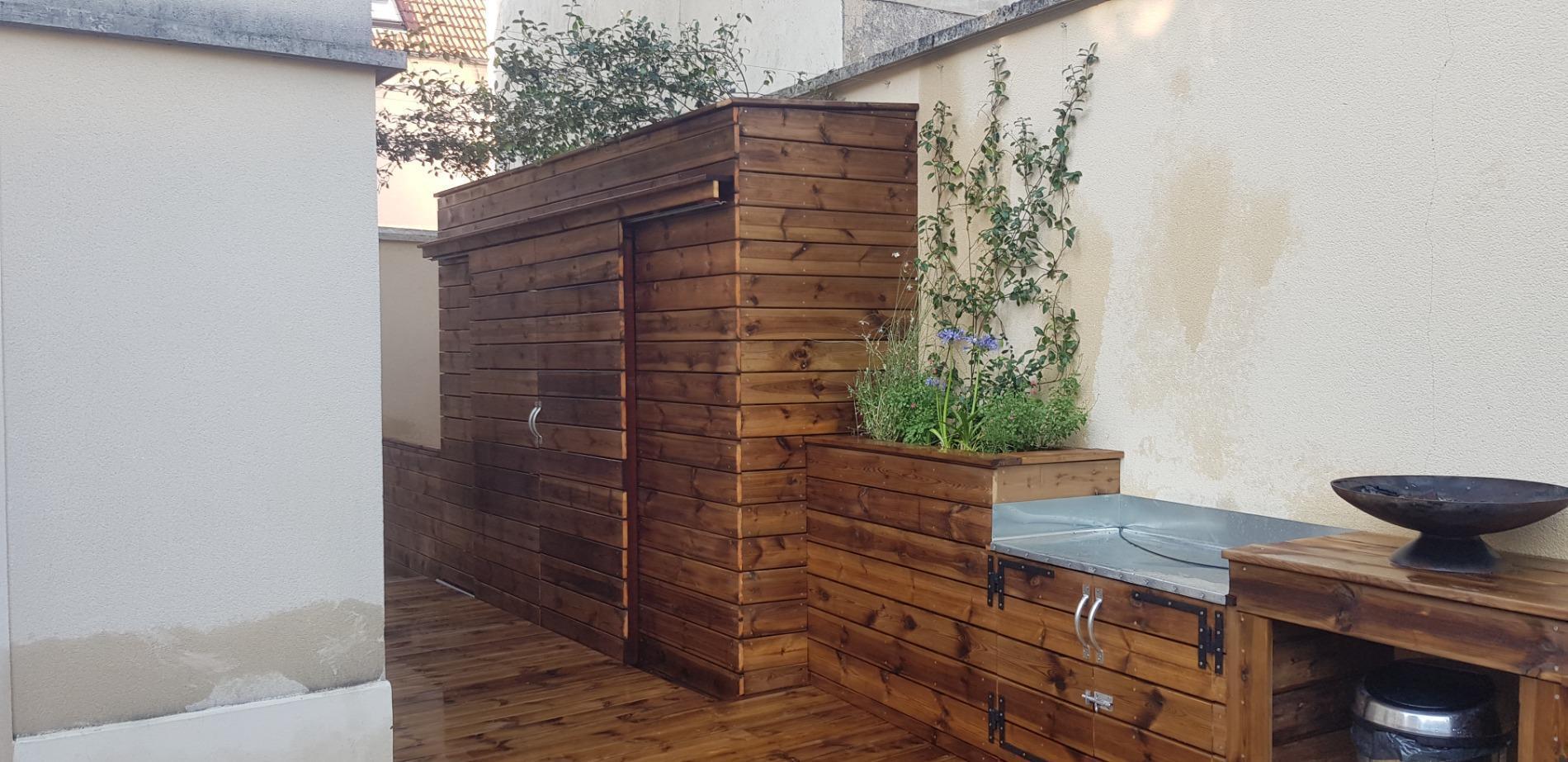 Création d'une cuisine d'été et d'un rangement à vélo avec porte coulissante